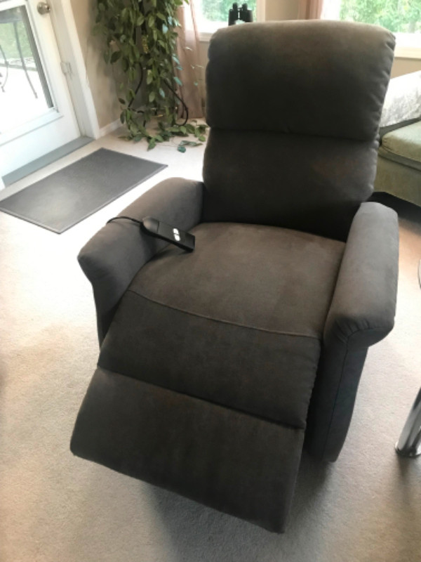 Recliner lift chair Chairs & Recliners Saskatoon Kijiji