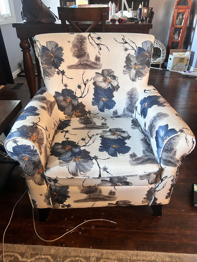 Living Room Chair  in Chairs & Recliners in Kitchener / Waterloo