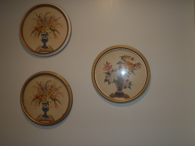 NEW PRICE..5 ANTIQUE ROUND FRAMES & 2 GOLD FRAMES in Home Décor & Accents in Leamington