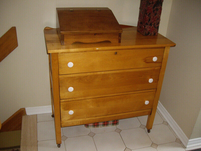 ORIGINAL VINTAGE MID-CENTURY MAPLE DRESSER dans Commodes et armoires  à Ouest de l’Île