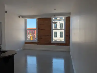 * 1 MONTH FREE * Suite Amenities: Cable ready, Central air conditioning, City views, Dishwasher avai...