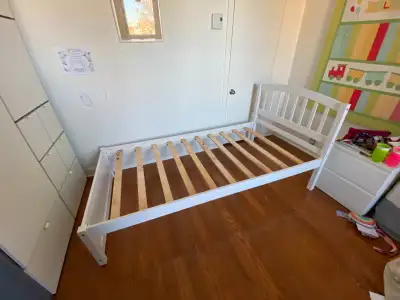 Lit simple en bois, View more