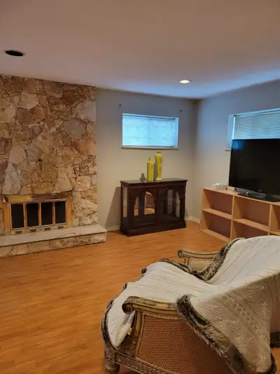 $2,200 / 1BR Bright Garden Suite – Oakridge | Move-in Aug 1