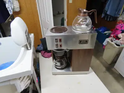 For sale is a Good Used Bunn o Matic Commercial Pour Over Coffee Machine Model VPR 1400 watts 120 vo...