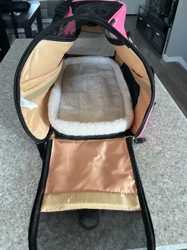 Small pet carrier in Accessories in Regina - Image 2