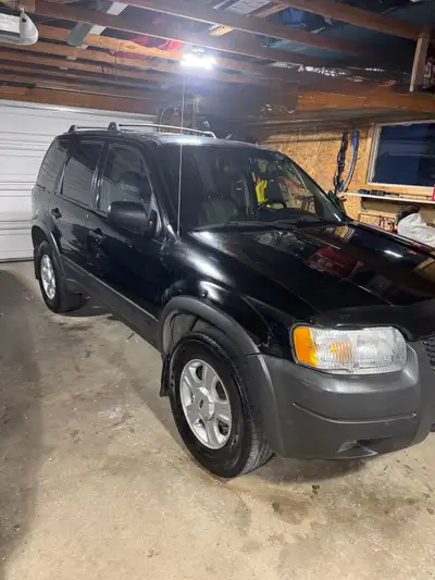 2003 Ford Escape XLT AWD/4x4 - V6 3.0L 284 698 kms Sunroof Leather Seats Power Windows/ locks and Dr...