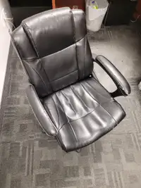 Office chair (faux leather ) / Chaise de bureau (faux cuir noir)