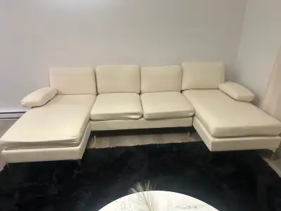 Modern Cream Sectional Sofa – Stylish & Comfortable – Must Go! Beautiful modern cream sectional couc...