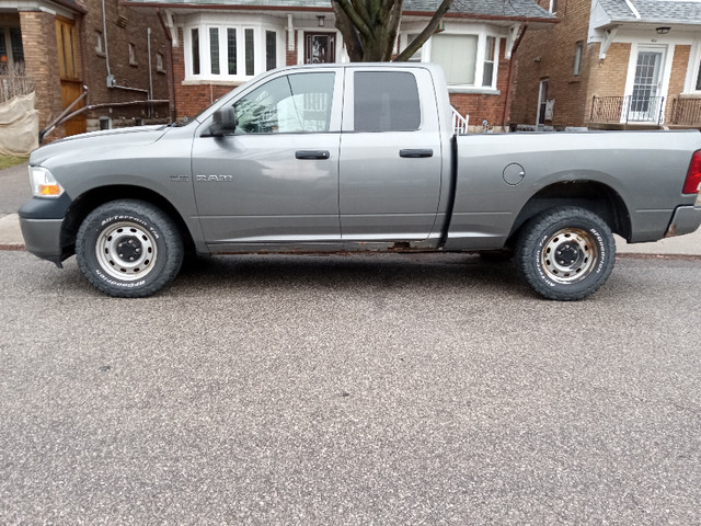 2010 Dodge Ram 1500 ST Crew Cab (4 doors) 4.7L V8, 92K $11999 in Cars & Trucks in City of Toronto - Image 2
