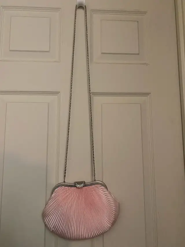 Pink pleated clutch purse with silver chain in Women's - Bags & Wallets in Mississauga / Peel Region - Image 7