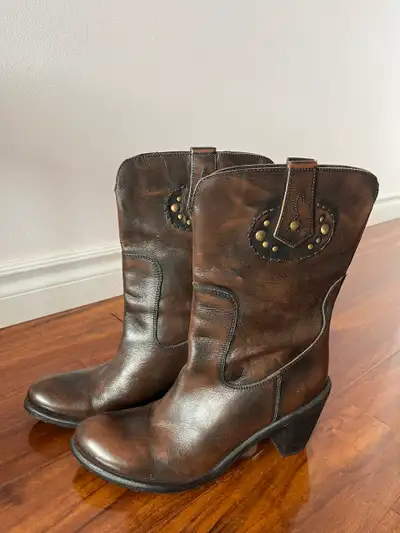 Women's leather boots size 9.5, View more