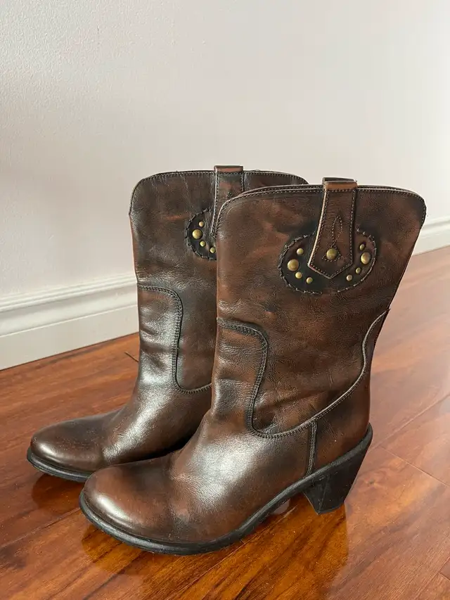 Women's leather boots size 9.5 in Women's - Shoes in City of Toronto - Image 2