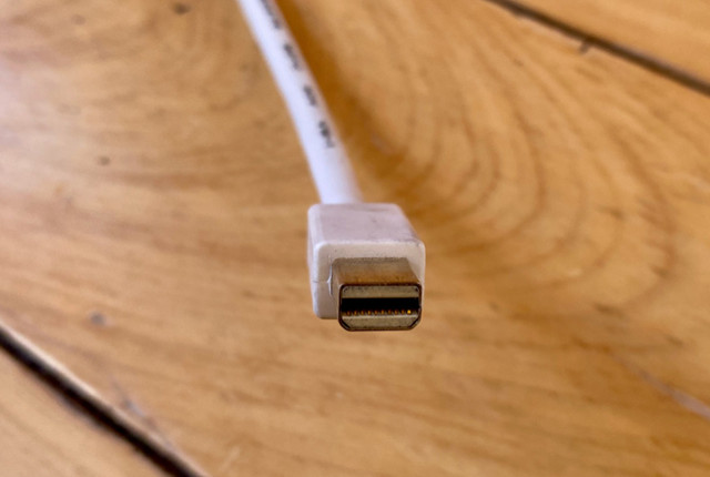 Apple 3' DisplayPort to HDMI cable in Cables & Connectors in Kingston - Image 2