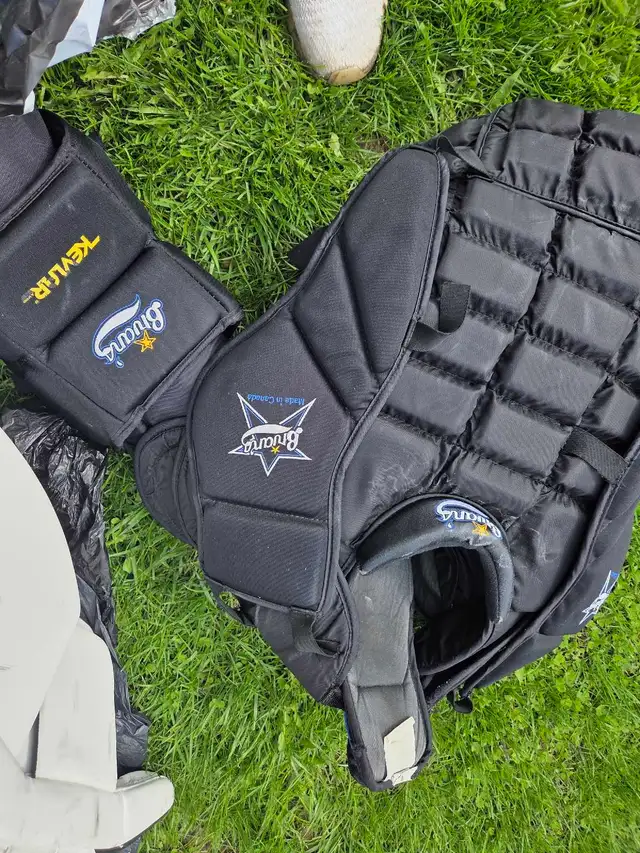 hockey goalie equipment in Hockey in Oshawa / Durham Region - Image 4