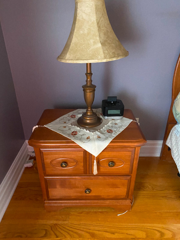 BEDROOM SET - Queen bed, mattress and lamp included dans Lits et matelas  à Ouest de l’Île - Image 2