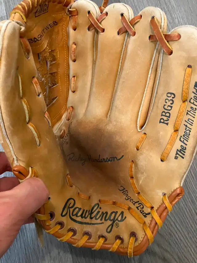 Baseball Glove from Rawlings, Rickey Handerson, Mint Condition in Baseball & Softball in City of Toronto - Image 3