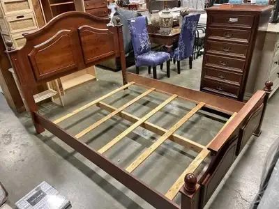 In very nice condition. The slats etc. screw into place. Very high end frame. Measurements: Head boa...