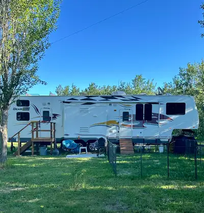 Sleeps 6 Queen bed, double loft bed and hydraulic queen couch/bed in cargo area Comes with; Washer/d...