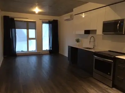 Beau condo style loft avec chambre semi ouverte dans le Projet Station Sud en plein coeur du Vieux-L...