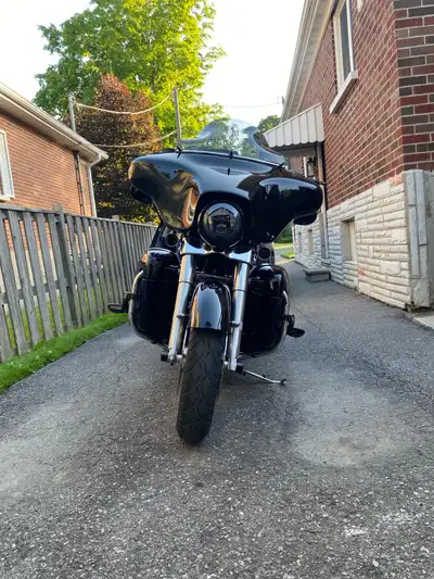 Clean, well maintained street glide! OEM king box quick detach tour pack paint match. OEM lowers pai...