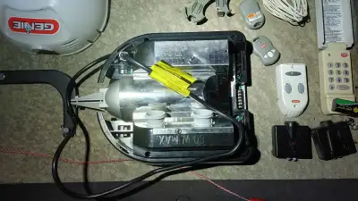 Garage door opener / ouvre garage Genie, View more