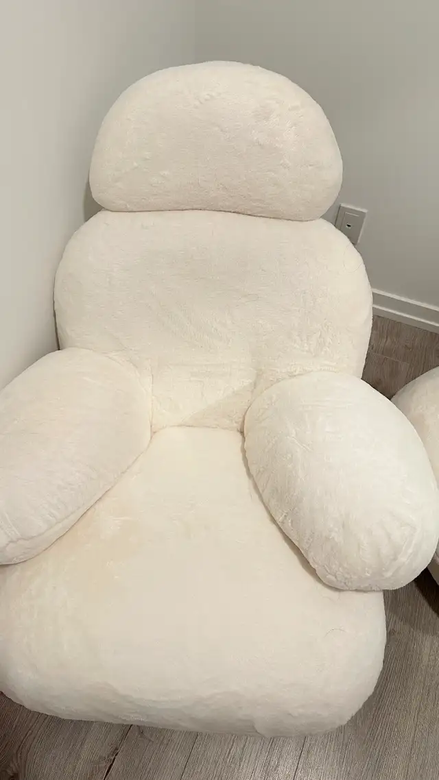 A Cute Armchair with A Foot stand in Chairs & Recliners in Markham / York Region - Image 2