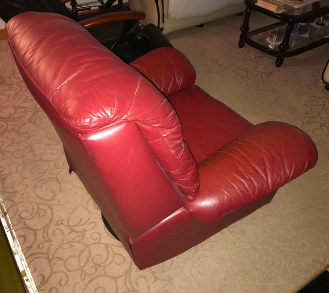 RED sofa chair / fauteuil inclinable ROUGE “captain’s chair” dans Chaises, Fauteuils inclinables  à Ville de Montréal - Image 3