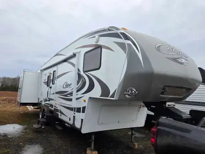 Sale price $21995. SAVE $1000.!!!! Gorgeous well Maintained 5th Wheel with 2 bedrooms,3 slides. Very...