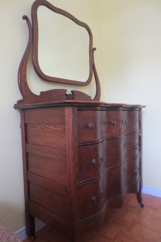 Commode antique en chêne avec miroir dans Commodes et armoires  à Longueuil/Rive Sud