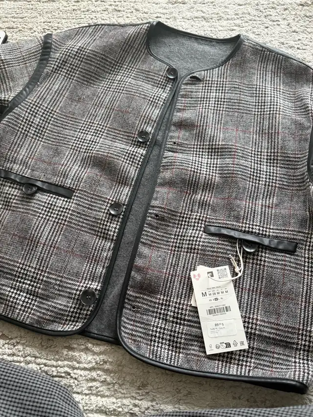 Reversible Faux Leather Piping Jacket~ Size M in Women's - Tops & Outerwear in City of Toronto - Image 6