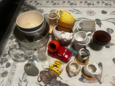 Lots of plant pots for sale! Second photo - large - $4 each Third photo - medium - $3 each Fourth ph...
