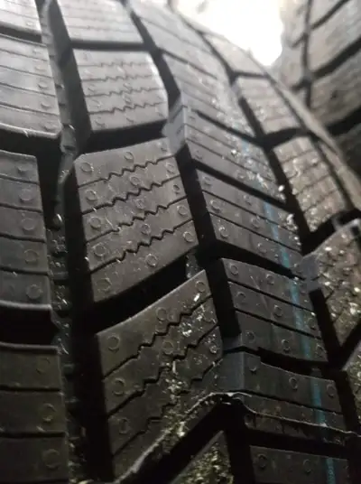 New 235/55R20 102V General Altimax 365AW versatile 365 days a year tire $ 1030 plus hst per set of 4...
