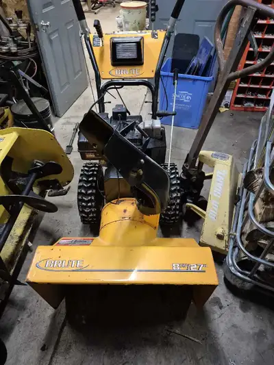 Brute snowblower 8hp 27" Oil changed belts replaced New skid plates Runs good