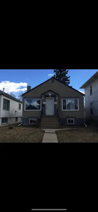 This clean and well-maintained room is available for rent, providing a comfortable living space conv...