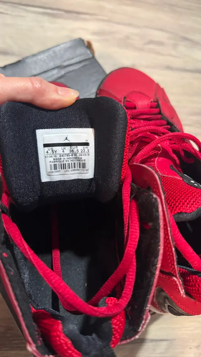 Air Jordan True Flight Red Basketball Shoes in Women's - Shoes in Kitchener / Waterloo - Image 4