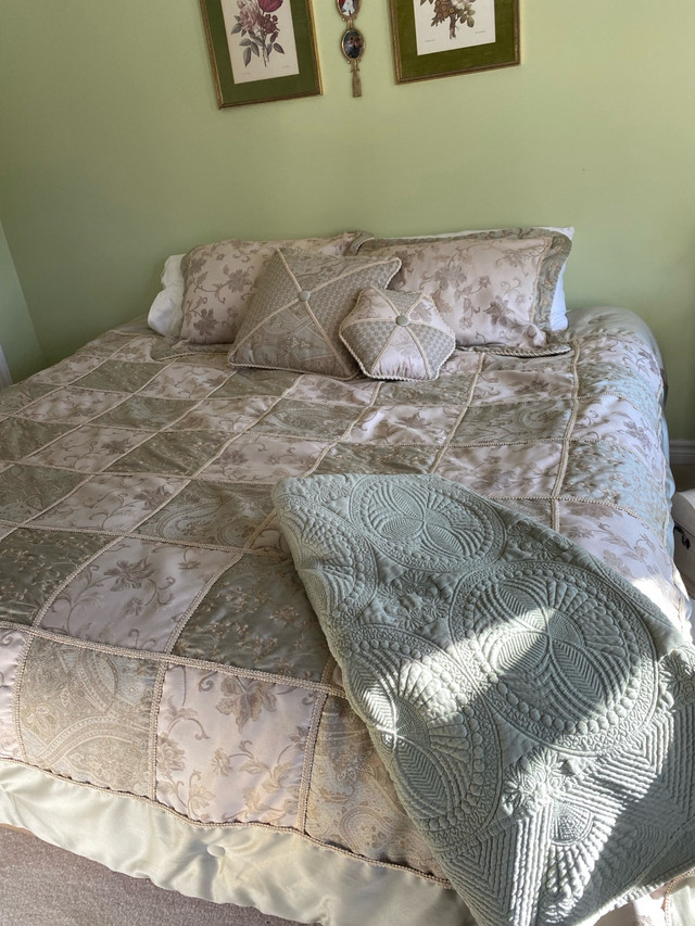 Quilted Bedspread set with matching drapes in Bedding in Bedford