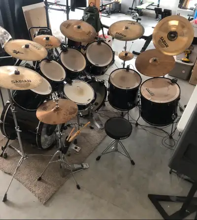 Pearl export series drumkit with Roland triggers and Roland TD-6V module. Peavey PR15 powered speake...