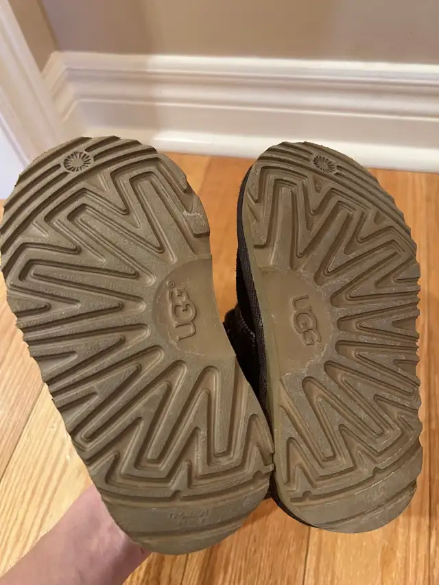 Ugg Neumel boots toddler size 8 in Kids & Youth in Markham / York Region - Image 5