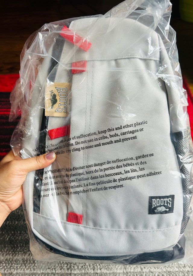 Brand new Roots Miro unisex sling bag- grey in Women's - Bags & Wallets in Oshawa / Durham Region - Image 3