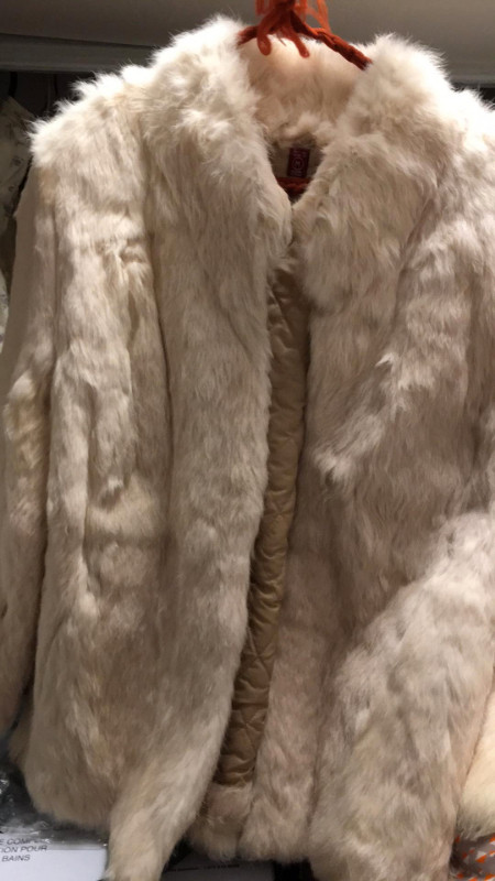 GENUINE FUR COAT and matching Hat in Women's - Tops & Outerwear in Mississauga / Peel Region - Image 3