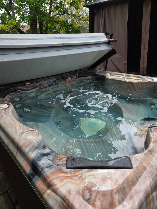 Hydropool hot tub in Hot Tubs & Pools in Petawawa - Image 2