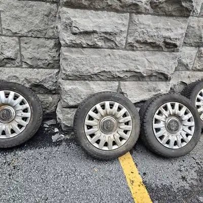 4 pneus d'hiver HIFLY 205/55R16 sur jantes d'acier avec enjoliveurs. Très bonne condition, bien gonf...