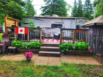 2013 Cherokee 30ft Trailer – Located in Apsley Perfect summer getaway! Beautifully maintained 30ft s...
