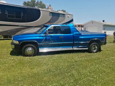 Was dads baby from new used to haul 5th wheel, has frame hitch and 5th wheel and trailer package. Co...