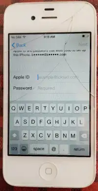 White iPhone 4s *Cracked screen / iCloud Lock*