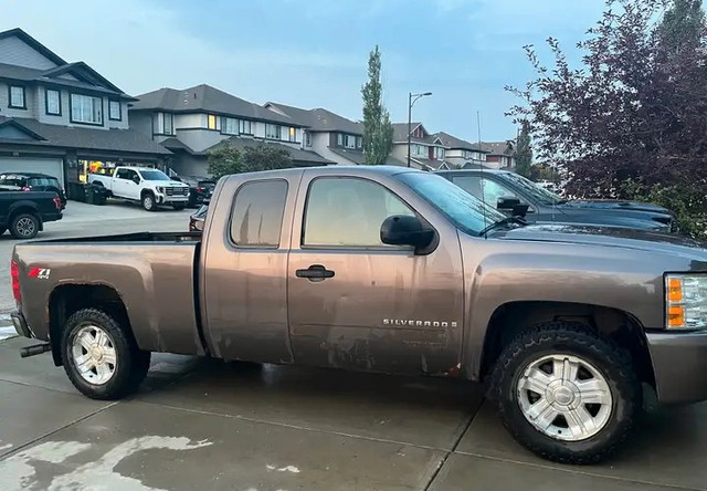 2009 Chevy Silverado 4x4 in Cars & Trucks in Edmonton - Image 2