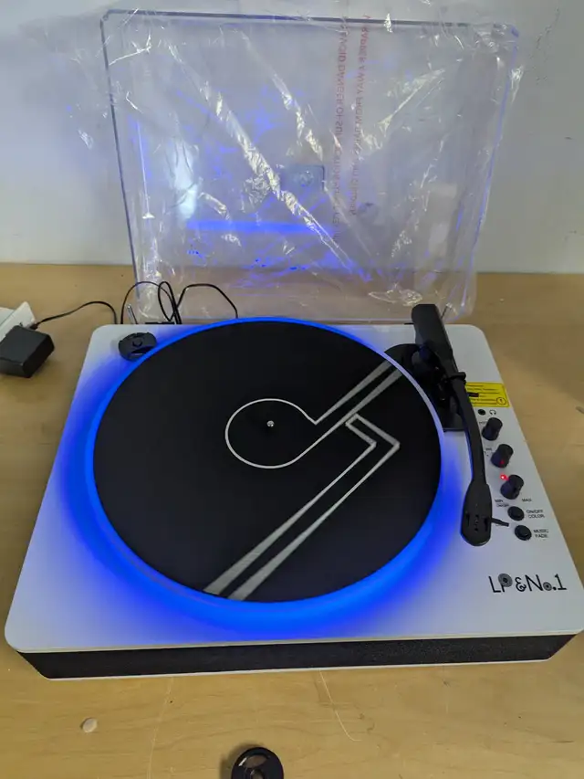 White Pearl LP&No.1 Turntable with Built-in Speakers, 3-Speed Be in Jewellery & Watches in Mississauga / Peel Region - Image 3