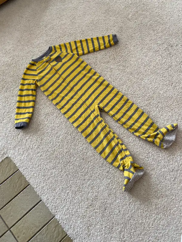 5T Lion Onesie/ Sleeper (Used New Condition) in Clothing - 5T in Winnipeg - Image 6