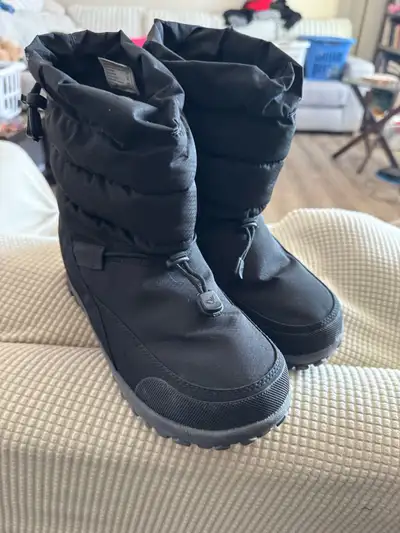 Brand new size 8 women’s Ordered from Baffin site paid 225$ Wore a handful of times. I ordered half...