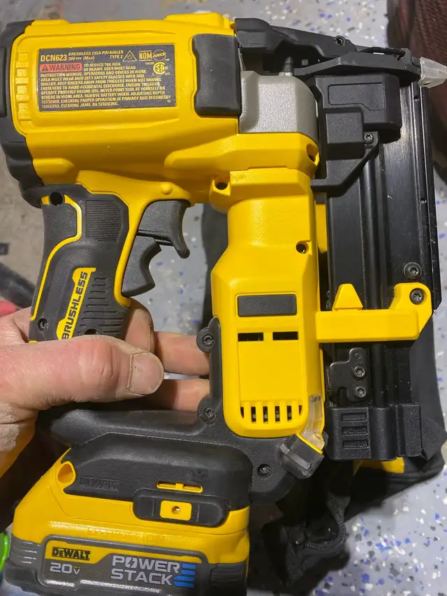 Dewalt 20V 23g Nailer in Power Tools in Hamilton - Image 3